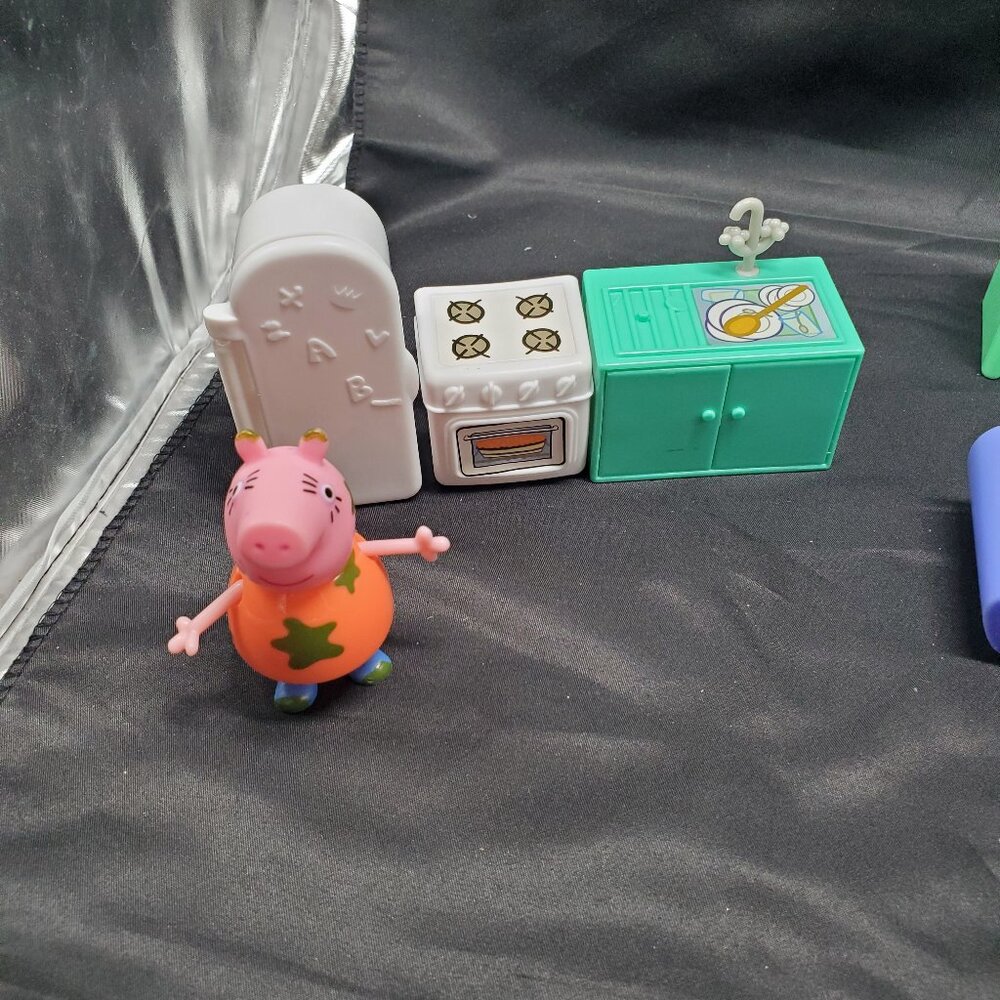 Peppa Pig Family and Friends with Furniture-Lot of 26 pieces - Picture 2 of 8